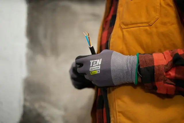 Elektriker kobler ledninger